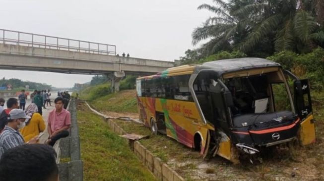 Akibat Pecah Ban Depan, Bus Pulau Indah Alami Kecelakaan di Km 70 Tol Balikpapan-Samarinda